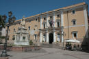 Piazza Eleonora D’Arborea i Oristano. Midt på pladsen står en statue af Eleonora, og huset i baggrunden er rådhuset, Palazzo Comunale. 
