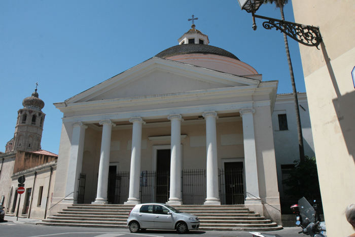 San Francesco kirken i Oristano. Inde i kirken findes en af de mest interessante statuer på Sardinien: Et krucifiks udført af en ukendt kunstner. 