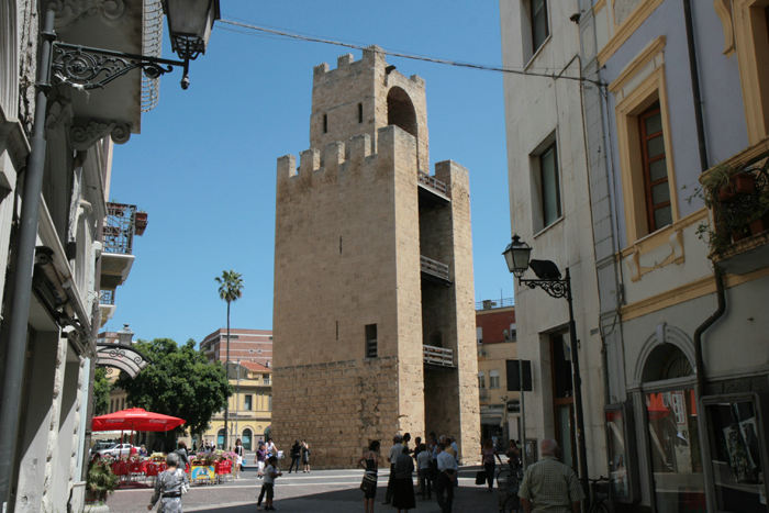 Torre di Mariano på Piazza Roma i Oristano. Det er bygget op på samme måde som tårnene i Cagliari af kalksandsten og med en åben side ind mod byen. Det er fra 1291.