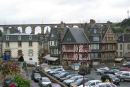 Udsigten ud over torvet Place Allende i Morlaix med jernbanebroen i baggrunden. Der var overalt masser af blomster, rigtig flot.