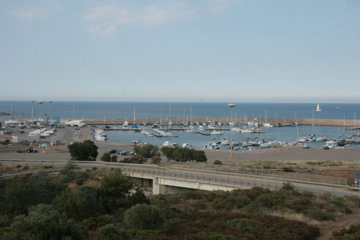Porto Corallo er en ny flot marina med masser af ledige pladser. Den ligger meget centralt, når man skal op/ned langs østkysten; men den er tilsyneladende ikke ’opdaget’.