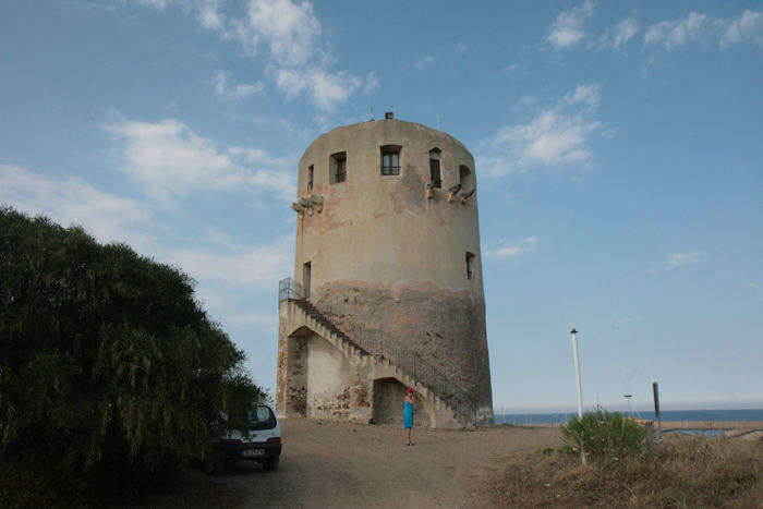 Det spanske tårn i Porto Corallo i nærheden af Muravera. Tårnet er indrettet som turistkontor, et af de mere specielle turistkontorer, vi har set. 