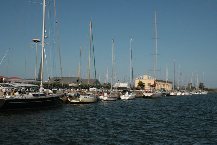 Olbia. Der er flere muligheder for havneplads i Olbia. En af dem er den gratis Molo B. Brin. Det var en høj granitmole, hvor det var meget svært at komme i land - og lidt uroligt.