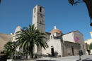 Piazza Civitas i Olbia med San Paolo kirken. Olbia er en forholdsvis stor by med en lille, gammel bymidte.   