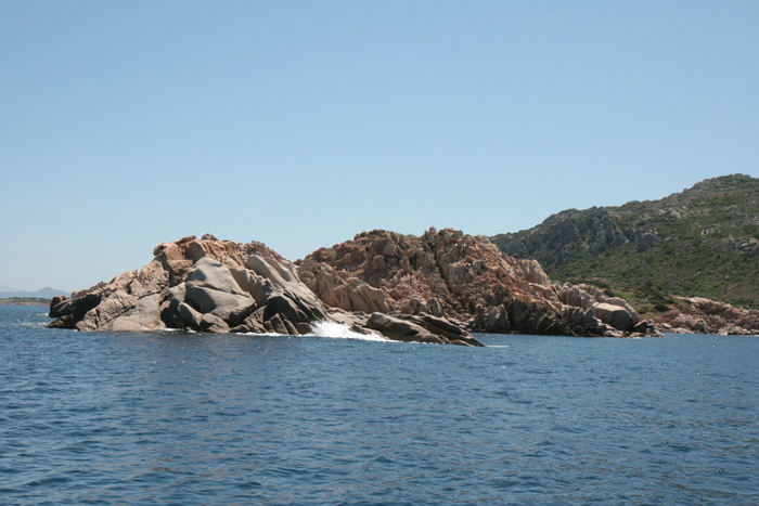 Costa Smeralda på det NØ-lig Sardinien er en flot klippekyst, lidt skærgårdsagtig. Det er et meget begrænset område, hvor der er flere ankerpladser. Et meget populært og dyrt område.