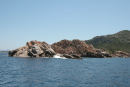 Costa Smeralda på det NØ-lig Sardinien er en flot klippekyst, lidt skærgårdsagtig. Det er et meget begrænset område, hvor der er flere ankerpladser. Et meget populært og dyrt område.
