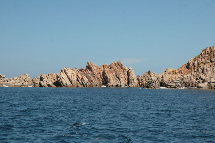 Costa Smeralda med de flotte rødbrune klippeformationer. Her området omkring Isola Nibani lige syd for Porto Cervo.