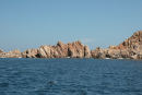 Costa Smeralda med de flotte rødbrune klippeformationer. Her området omkring Isola Nibani lige syd for Porto Cervo.