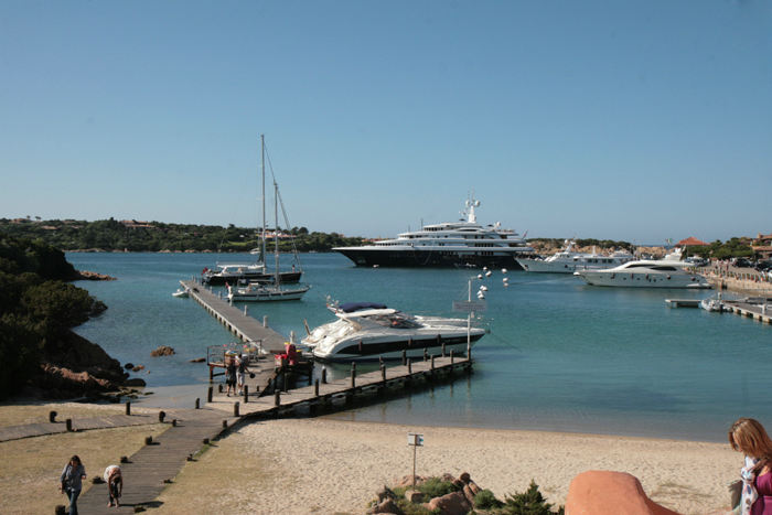 Den gamle havn i Porto Cervo, en rigtig flot havn. Der var god plads, men det skyldes nok prisen; vi skulle af med 144,00 € for en nat uden for højsæsonen.    