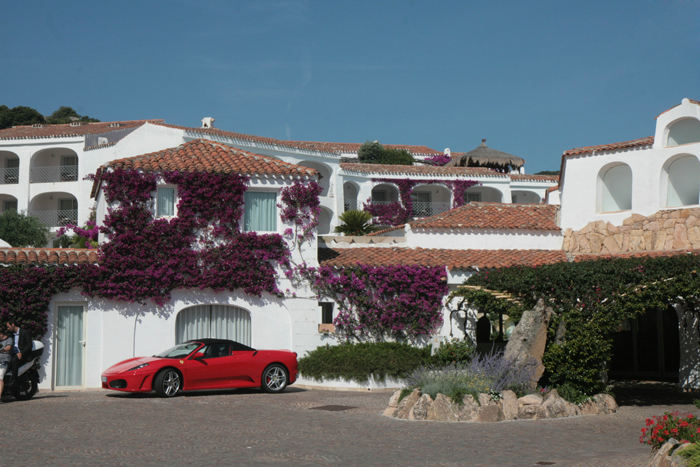 Inde i bunden af Poltu Quatu er der bygget et rigtig flot feriecenter, lidt i den dyre ende. Der holdt flere Ferrarier parkeret uden for ferielejlighederne. Hotellet var 5 stjernet.