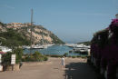 Udsigten inde fra feriecenteret i Poltu Quatu ud mod marinaen. I baggrunden kan man lige skimte Isola La Maddalena.