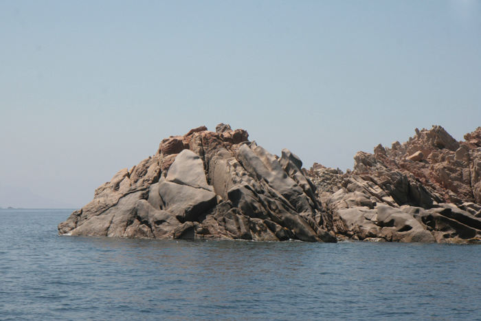 Et af skærene på Smeralda kysten. De ser flotte ud; men der er bare det, at det hele er udlagt til naturreservat, og det kræver tilladelse, hvis man vil gå i land eller blot ankre op. 