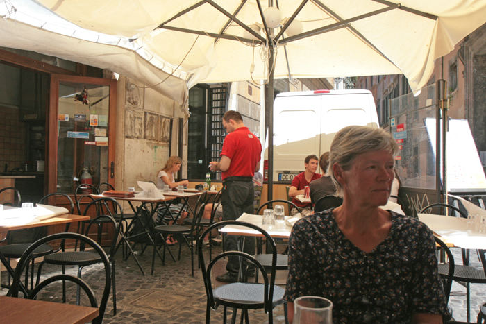Vi har fundet et lille pizzeria – Pizzeria Trattoria - i nærheden af Piazza Navona inde i centrum af Rom. Vi har spist der før og synes, at de laver en rigtig god pizza.  