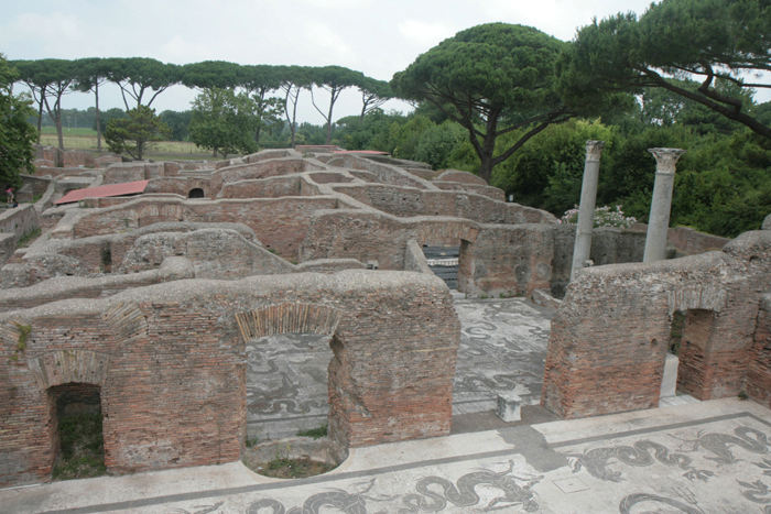 Vi lå i Fiumicino ikke langt fra Ostia, så vi fik ikke bedre muligheder for at besøge Ostia Antica. Det har været en meget stor by – over 100.000 indbyggere, grundlagt i det 7. årh. f.Kr.   