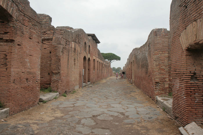 Bebyggelsen i Ostia Antica har været i flere etager; men kun den nederste etage, der har været begravet under sand, er bevaret. 