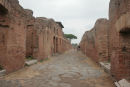 Bebyggelsen i Ostia Antica har været i flere etager; men kun den nederste etage, der har været begravet under sand, er bevaret. 