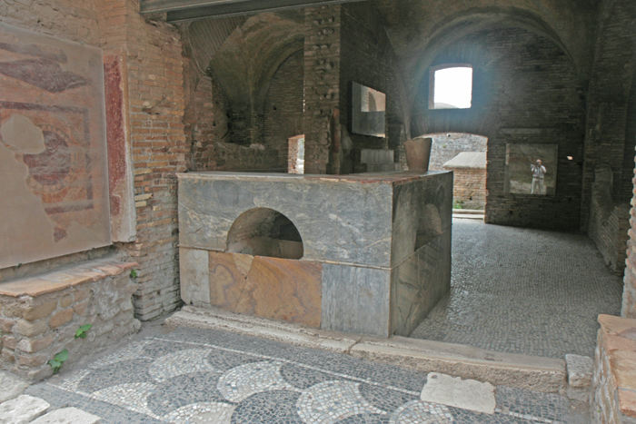 Thermopolium of Via di Diana, hvor bardisken og nogle af de gamle vægmalerier er bevaret. Der var mange af husene, der havde flotte gulvmosaikker.  