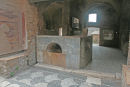 Thermopolium of Via di Diana, hvor bardisken og nogle af de gamle vægmalerier er bevaret. Der var mange af husene, der havde flotte gulvmosaikker.  