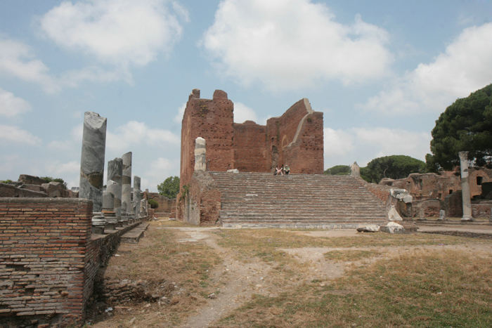 Lige ved Forum i Ostia Antica ligger Capitolium. Ostia Antica var i mange år havneby for Rom, det var bl.a. her al import af korn fra Afrika blev losset. 