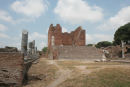 Lige ved Forum i Ostia Antica ligger Capitolium. Ostia Antica var i mange år havneby for Rom, det var bl.a. her al import af korn fra Afrika blev losset. 