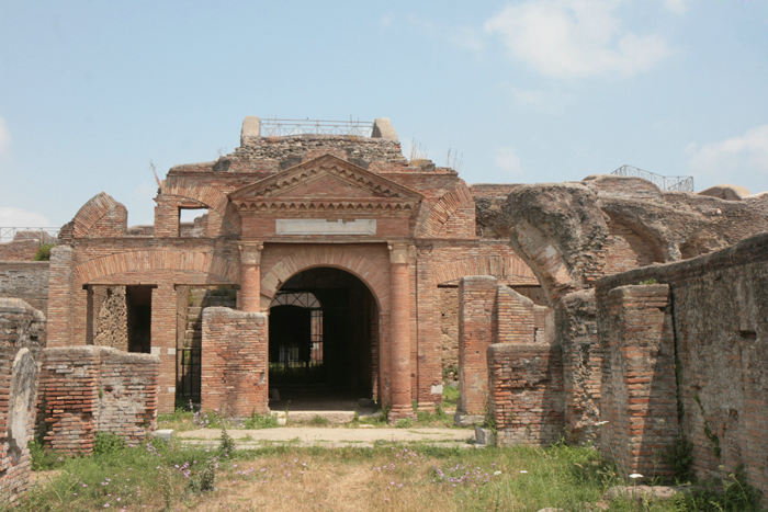 Horrea Epagathiana og Epaphroditiana i Ostia Antica. Ostia Antica har været totalt begravet under sand i flere århundreder. Under Pius VII gik man i gang med udgravningerne.