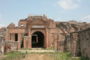Horrea Epagathiana og Epaphroditiana i Ostia Antica. Ostia Antica har været totalt begravet under sand i flere århundreder. Under Pius VII gik man i gang med udgravningerne.