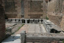 Selv for flere tusinde år siden havde man rindende vand og opvarmning af badstuer. Man havde også toiletter. Her et fælles toilet i Ostia Antica, hvor der kunne sidde ca. 25 personer.