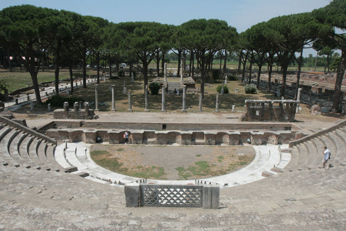 Teateret i Ostia Antica. Et kæmpestort teater opført i den sædvanlige romerske stil.