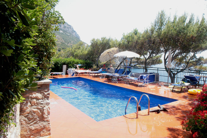 Le Buffe på Monte Argentario. Lidt længere nede ad bjergvæggen var der en terrasse med en flot swimmingpool. ’Stranden’ neden for huset var ikke børnevenlig.  