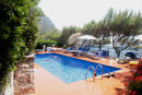 Le Buffe på Monte Argentario. Lidt længere nede ad bjergvæggen var der en terrasse med en flot swimmingpool. ’Stranden’ neden for huset var ikke børnevenlig.  