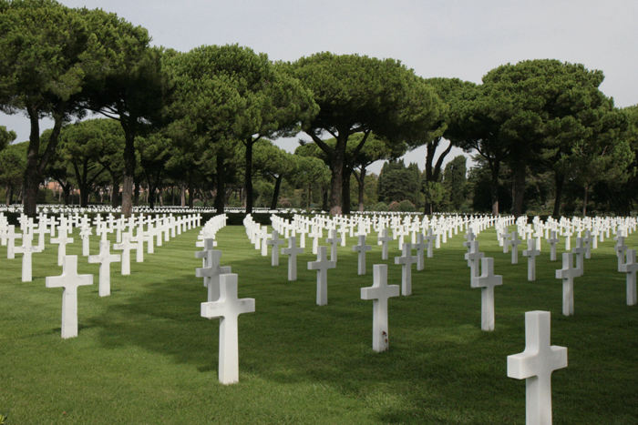 På den amerikanske krigskirkegård i Nettuno er der begravet over 7000 soldater, som faldt under invasionen ved Anzio og Nettuno i 2. verdenskrig.   