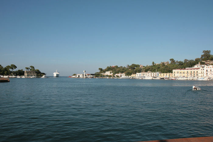 Havnen i Porto d’Ischia på øen Ischia er et gammelt vulkankrater. Man har lavet en kanal fra havet ind til krateret. Her er en af de mange færger på vej ind gennem renden.  