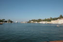 Havnen i Porto d’Ischia på øen Ischia er et gammelt vulkankrater. Man har lavet en kanal fra havet ind til krateret. Her er en af de mange færger på vej ind gennem renden.  
