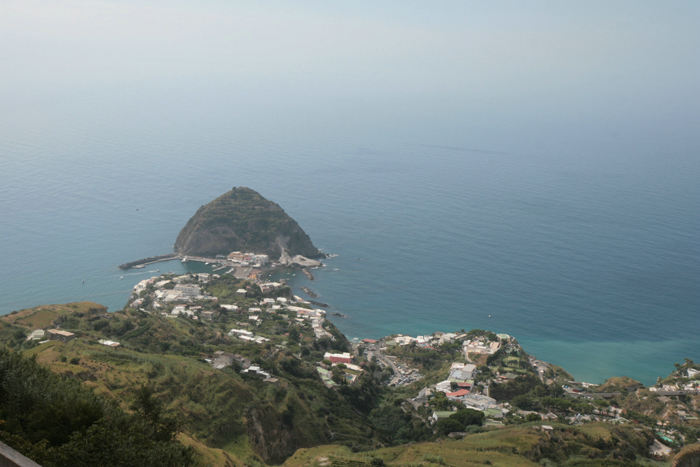 Ischia er en fantastisk flot ø. Her udsigten oppe fra Serrara Fontana ned over Punta Sant Angelo med det lille fiskerleje Sant Angelo på sydsiden af øen. 