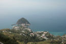 Ischia er en fantastisk flot ø. Her udsigten oppe fra Serrara Fontana ned over Punta Sant Angelo med det lille fiskerleje Sant Angelo på sydsiden af øen. 