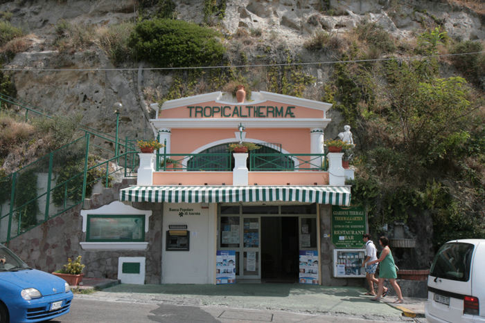 Ischia er kendt for sine termalske bade. Øen har 29 termalske bade, 67 geysere og 103 varme kilder med temperaturer på 15-86 grader.   