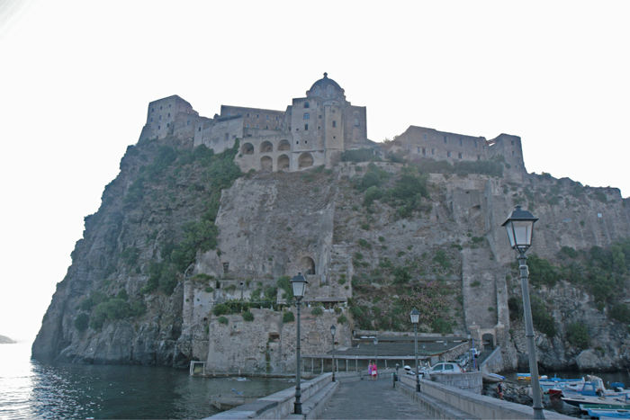 På vestsiden af Ischia ligger Ischia Ponte med den gamle borg Castello Aragonese på toppen af klippen. 