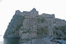 På vestsiden af Ischia ligger Ischia Ponte med den gamle borg Castello Aragonese på toppen af klippen. 