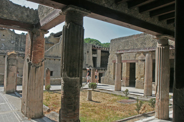 Haven til Casa del Salone Nero i Herculanum. Haven er omkranset af flotte søjler. Der var mange meget velbevarede bygninger i Herculanum.