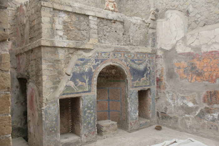 Nogle af vægmalerierne og mosaikkerne i Herculanum. Her et parti fra Casa dello Scheletro.