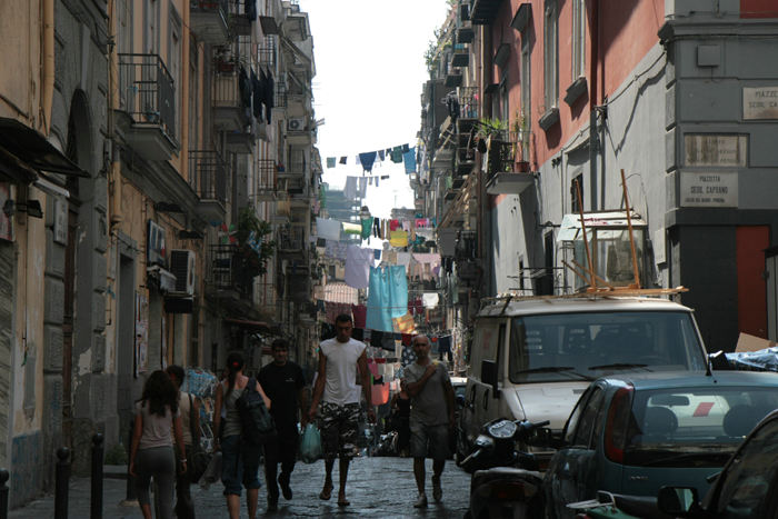 Vi var en tur inde i Napoli. Det var, ligesom vi husker den, et mylder af mennesker og med vasketøjet hængende tværs over gaderne.  