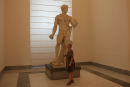 Museo Archeologico Nazionale i Napoli har en kæmpe samling af skulpturer, den såkaldte Farnese-samling. Her ses skipperinden foran en af dem. 