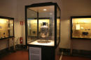 Blå vase af glas på Museo Archeologico Nazionale i Napoli. Vasen, der har været brugt til vin, er fundet i et gravsted i Pompeji. Dekorationen er udført i ædelsten.  