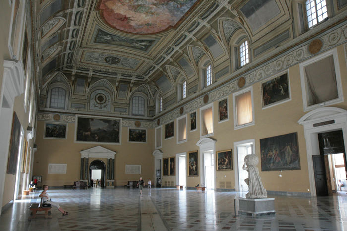 Den flotte Salone della Meridiana på Museo Archeologico Nazionale i Napoli. Til højre ses skulpturen af Atlas fra den græske mytologi.