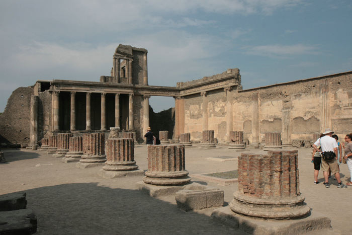 Det blev også til et gensyn med udgravningerne af Pompeji, der blev begravet af aske og lava under Vesuvs udbrud i år 79. Her Basilikaen ved Porta Marina. 