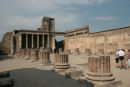 Det blev også til et gensyn med udgravningerne af Pompeji, der blev begravet af aske og lava under Vesuvs udbrud i år 79. Her Basilikaen ved Porta Marina. 