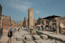En typisk gade i Pompeji. Stenene tværs over gaden er den tids fodgængerfelt. Så kunne man gå tørskoet over vejen. Man havde standardiseret hjulafstanden på vognene, så de kunne passere. 