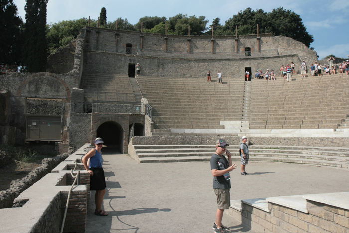 Teatro Grande i Pompeji med plads til 5.000 tilskuere. Det ligger tæt ved gladiatorernes kaserne.