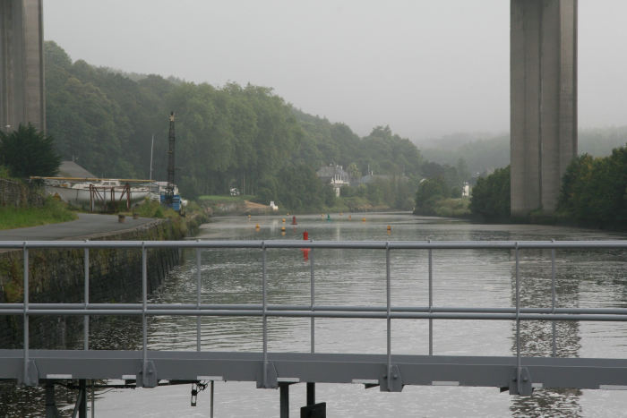 Morlaix. Afmærkningen under broen ser lidt forvirrende ud, men det hjælper, når man har set området ved lavvande.