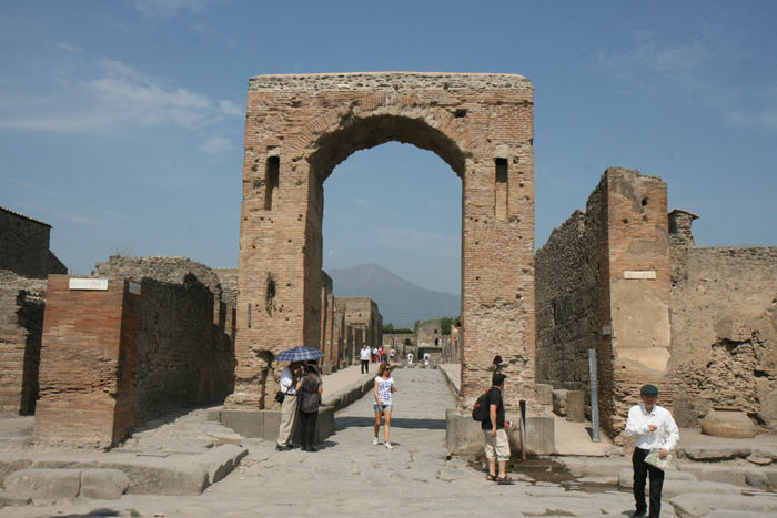 En af de mange porte i Pompeji, hvor der har været en livlig trafik til og fra havnen. I baggrunden ses Vesuv, hvis aske og lava begravede byen ved et udbrud i år 79. 
